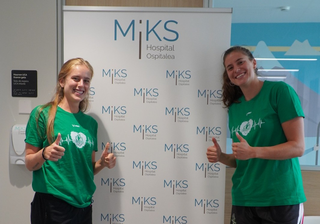 Jugadoras del Araski pasando el reconocimiento m&eacute;dico en Hospital MiKS
