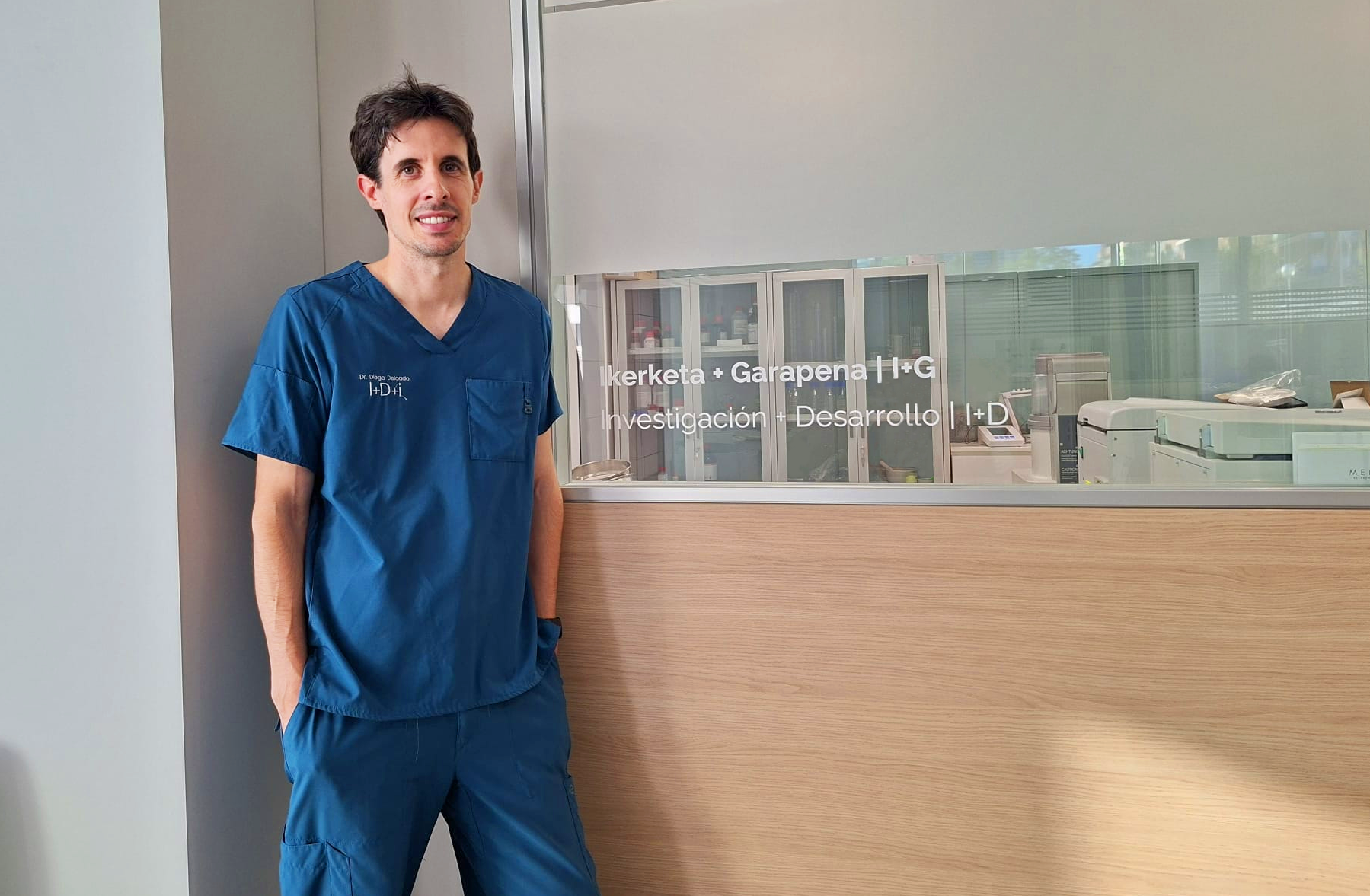 El Dr. Diego Delgado frente al laboraoriio de I+D en Hospital MiKS