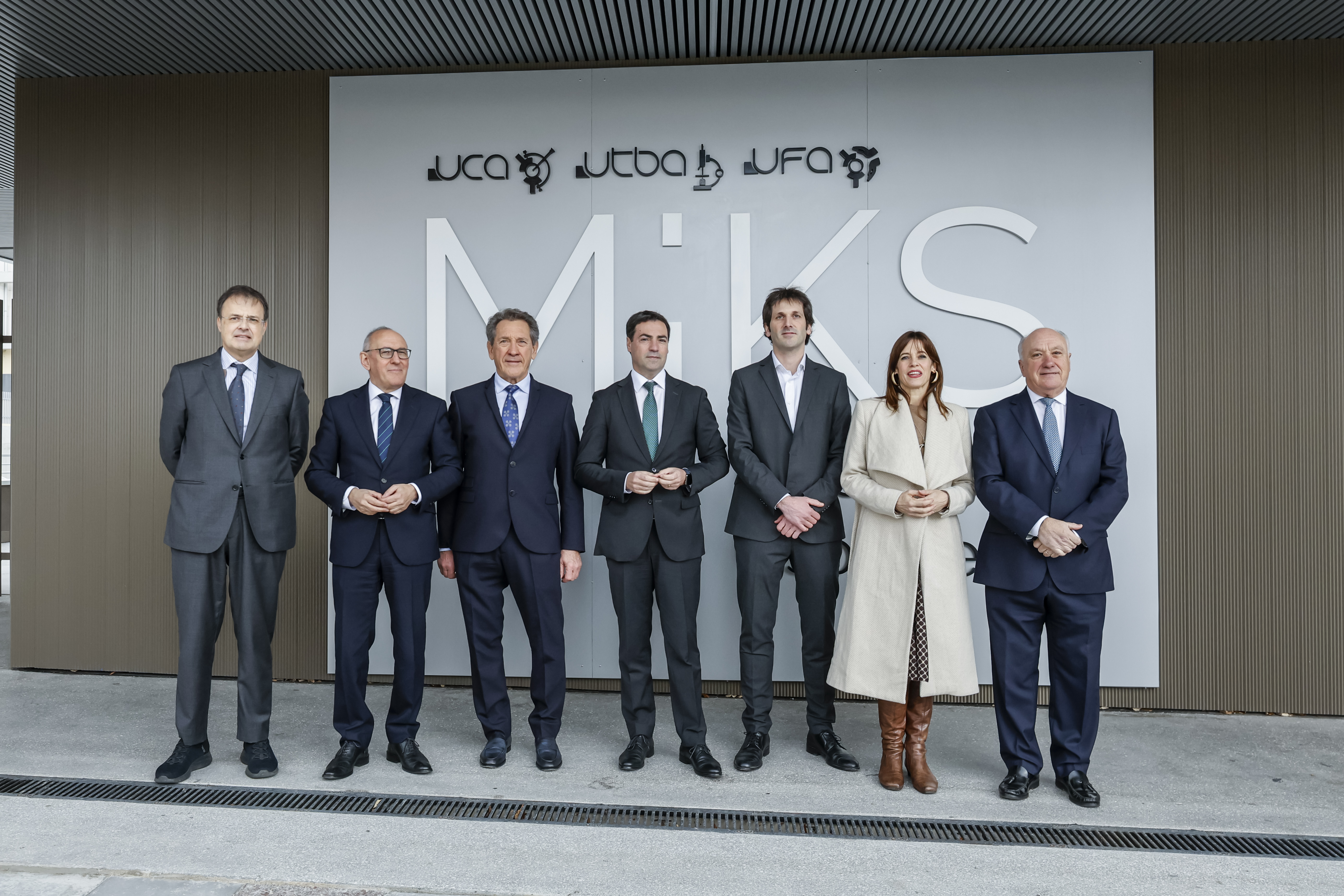 Visita con motivo de la inauguraci&oacute;n de Hospital MiKS instituciones en quir&oacute;fano